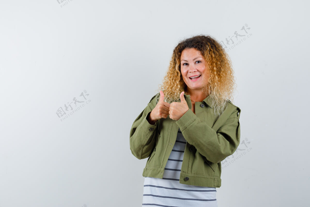 时尚漂亮的金发女人 穿着绿色夹克 向上竖起大拇指 看起来很快乐正视图姿势表演优雅