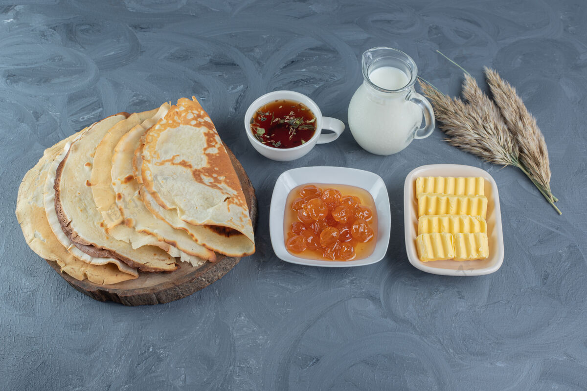 可口大理石桌上用麦秆装饰的早餐安排卡拉夫杯子切片