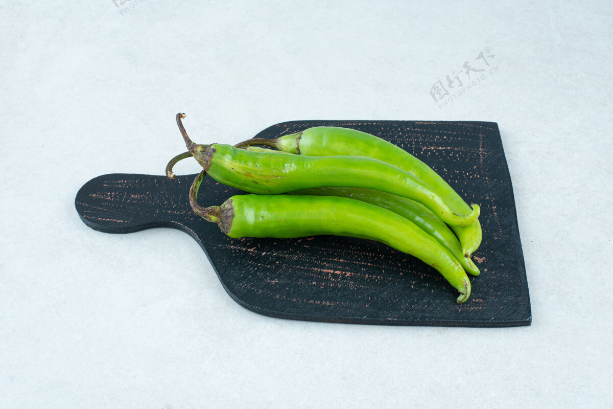 蔬菜黑木板上的青椒墨西哥胡椒木材辣椒