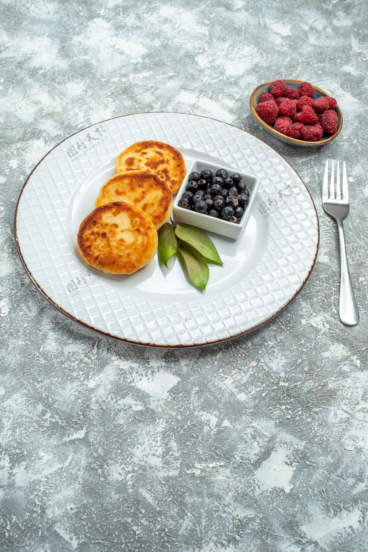 面团顶视图甜松饼与浆果内板上的光表面光美食早餐