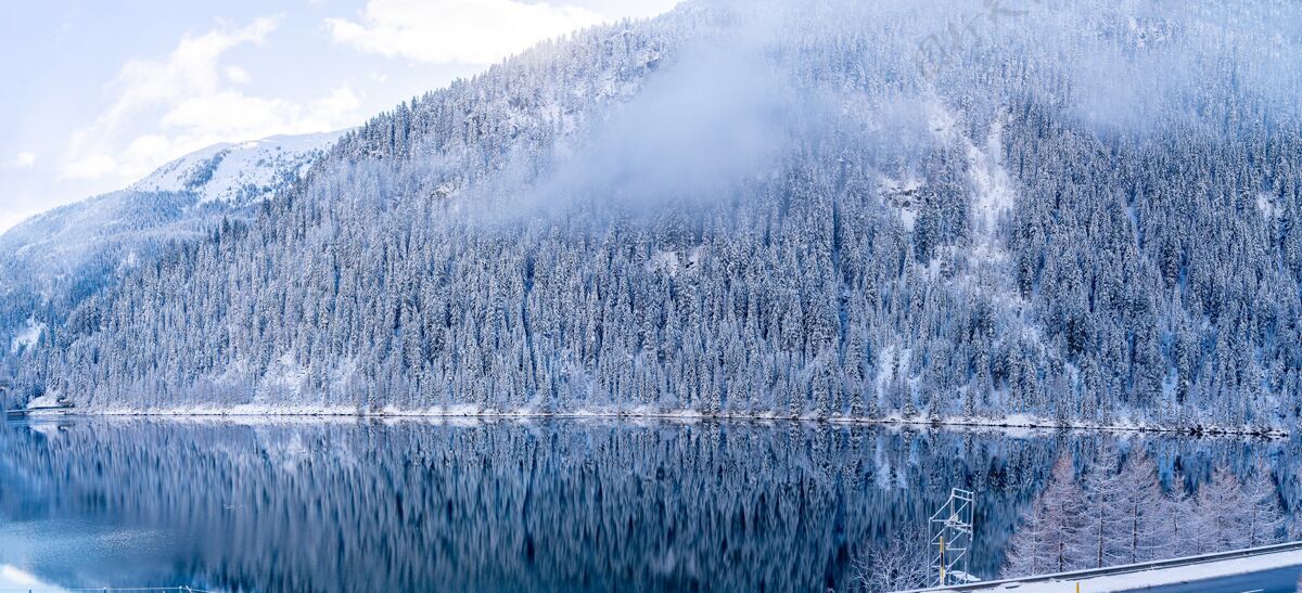 木美丽的镜头平静的湖泊与森林覆盖着雪山的两侧林环境美