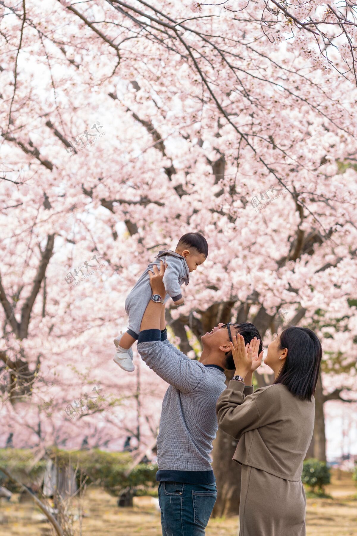 美丽一家人在户外共度时光日本女人花