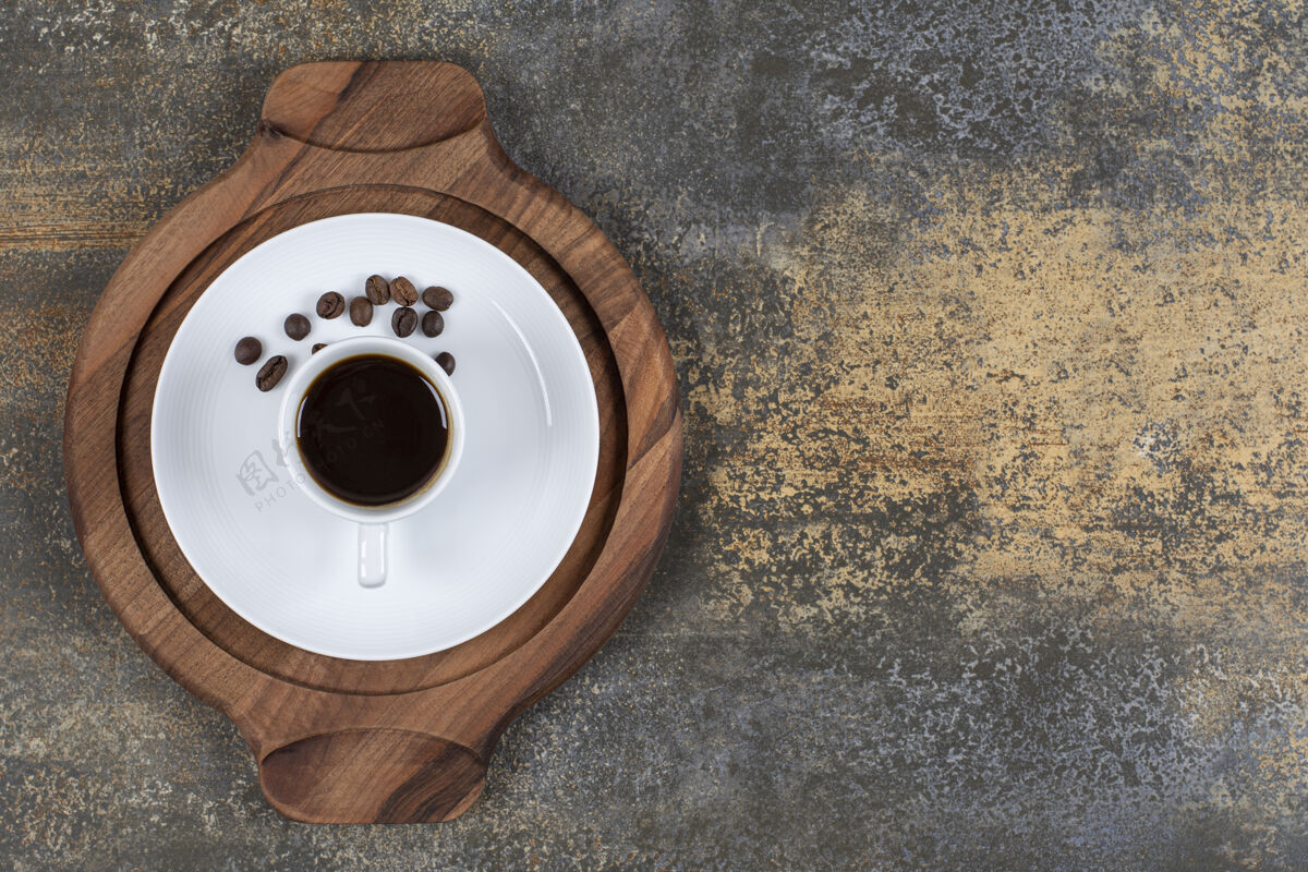 咖啡因一杯咖啡豆加咖啡豆放在木板上咖啡香味液体