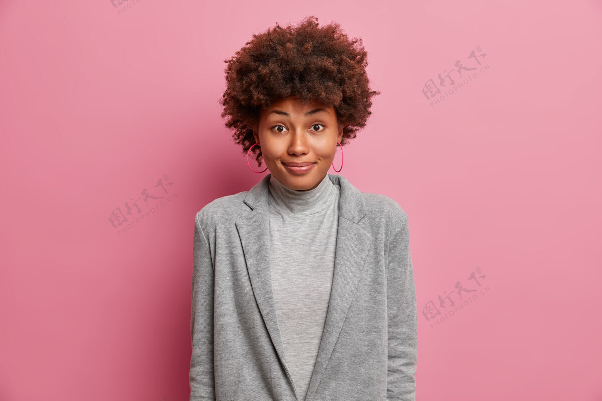优雅满意的非裔美国妇女穿着灰色的正式服装感到高兴微笑正式卷发