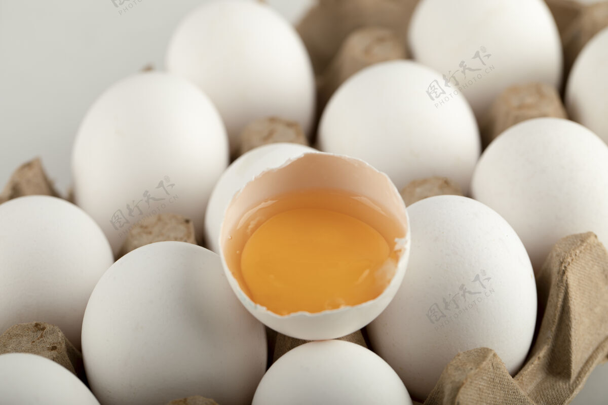 新鲜生鸡蛋放在蛋盒里 放在白色的表面上食品有机食品开放
