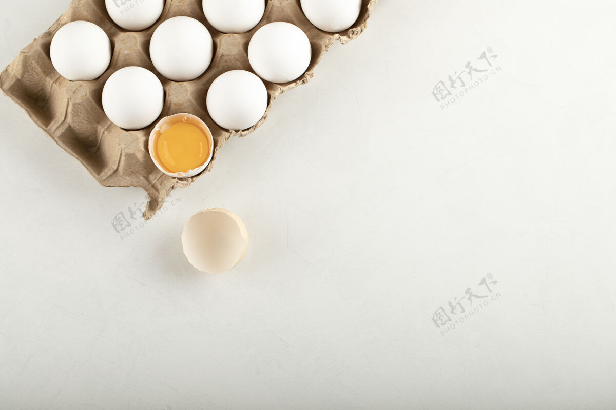 食品生鸡蛋放在蛋盒里 放在白色的表面上食品蛋白质生的