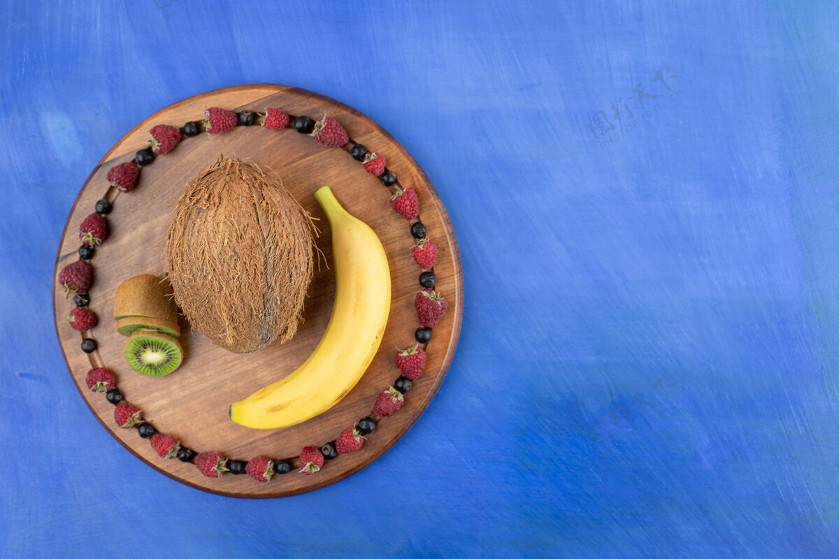 美味椰子 猕猴桃和香蕉的木板美味可口香蕉