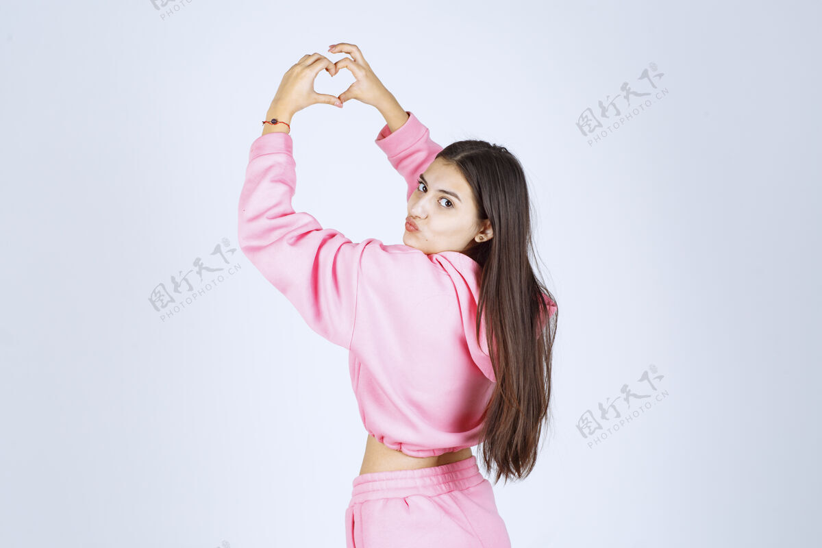 浪漫穿粉色睡衣的女孩在传递爱人呼吁心