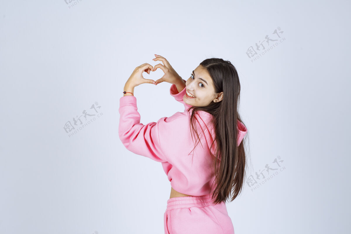 女性穿粉色睡衣的女孩在传递爱心人类诱惑