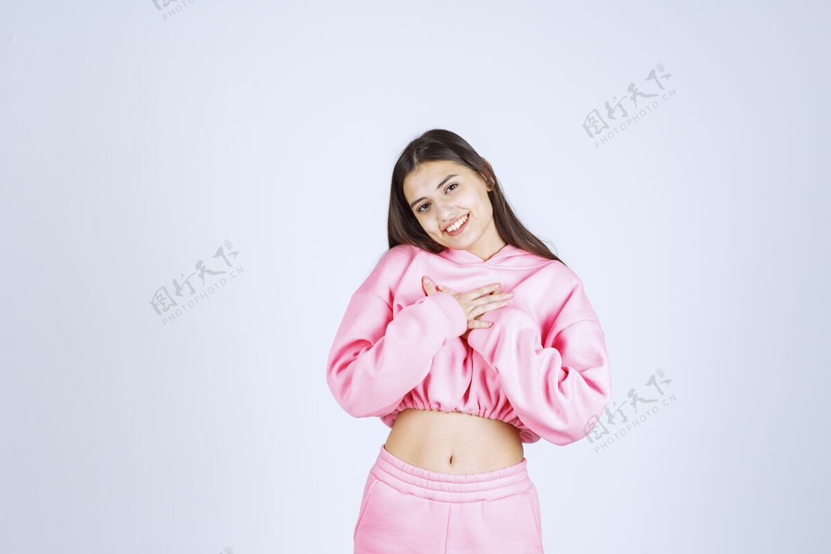 快乐穿着粉色睡衣的女孩摆出一副又脏又欢快的姿势人类服装女人