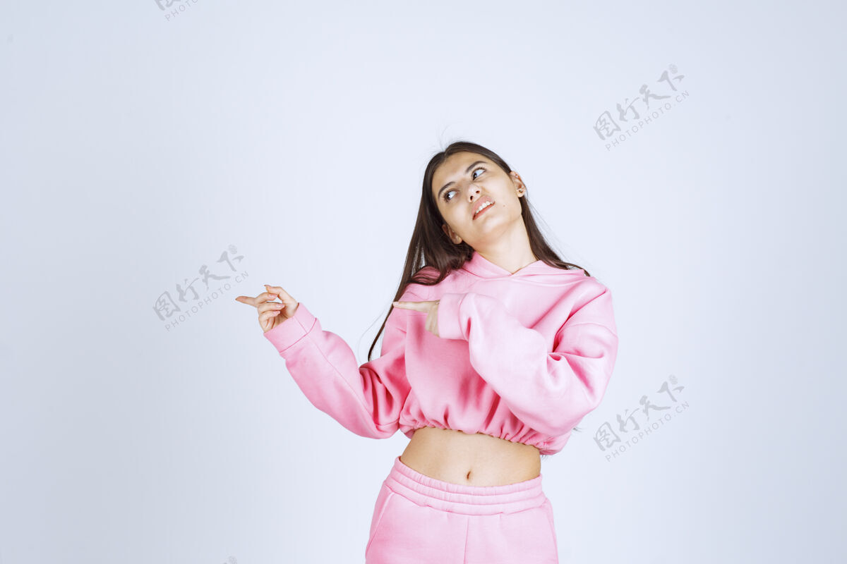 广告穿着粉色睡衣的女孩指着左边的东西姿势女人商业