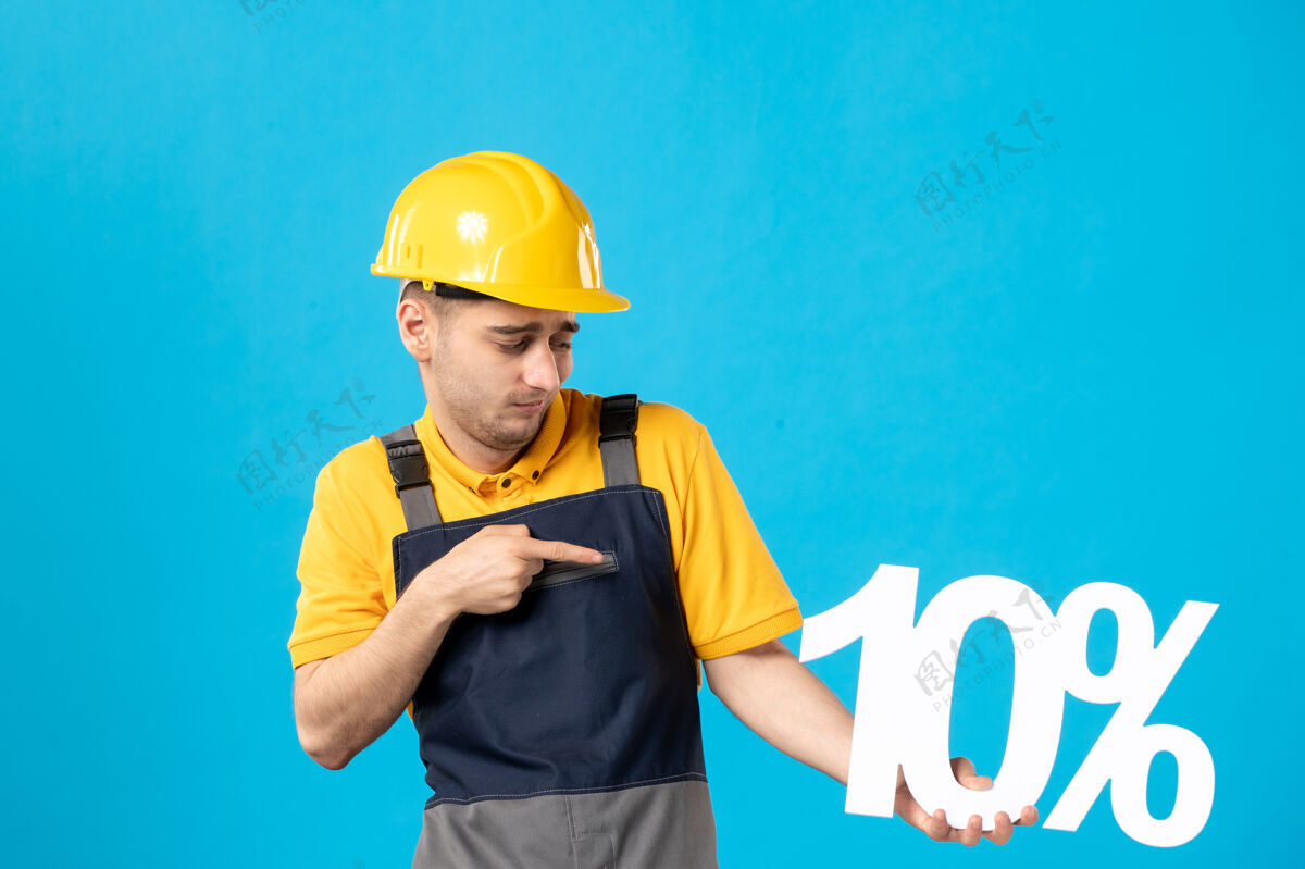 建筑师正面图穿黄色制服的男工人 蓝字表面制服承包商