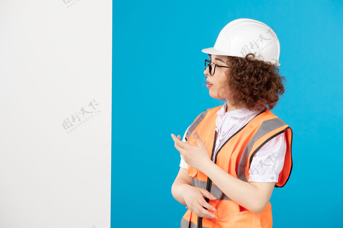 高尔夫球手前视图穿蓝色制服的女建筑工人女建设者比赛人