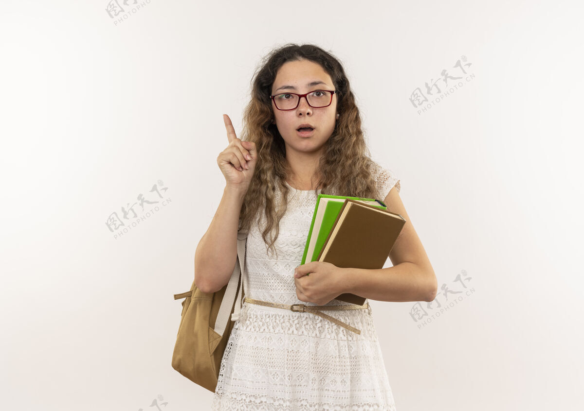 背年轻漂亮的女学生戴着眼镜 背着书包 举着手指孤立地站在白色的地板上手指举抱