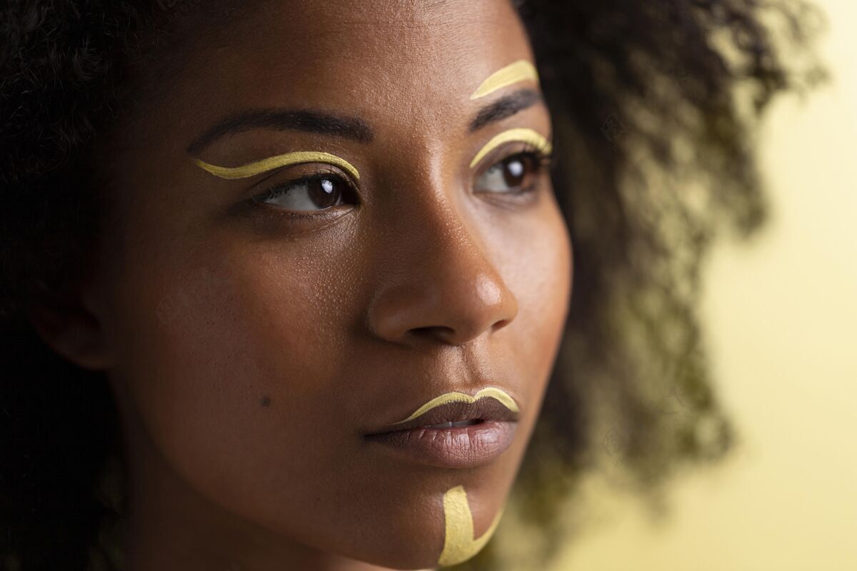 黄色非洲女人的美丽肖像 带着民族的妆容非洲女人姿势美女