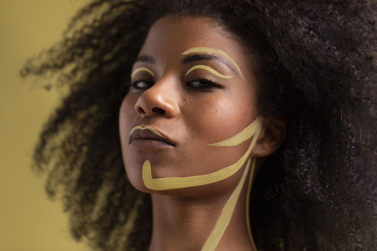 民族风格非洲女人的美丽肖像 带着民族的妆容非洲女人黄色模特