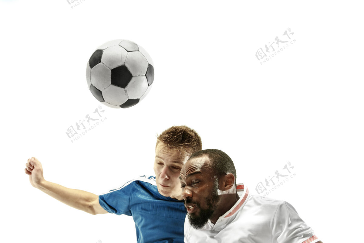 脸情绪化的男人踢足球的特写镜头 头靠在隔离的白墙上击球足球 运动 面部表情 人类情绪概念复制空间为目标而战飞行运动员家伙