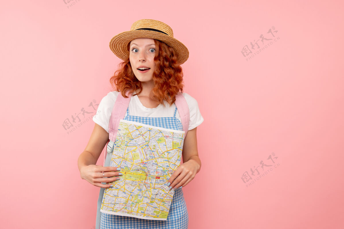漂亮女游客正拿着地图在外国城市寻找方向方向人外国