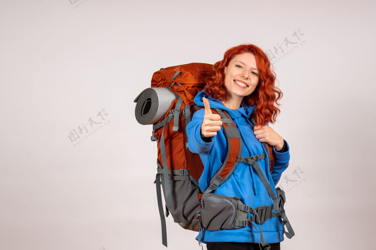 旅行正面图女游客背着背包微笑着上山旅游假期背包山