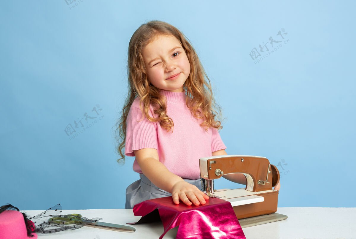 时尚小女孩梦想着未来的裁缝职业学习职业童年