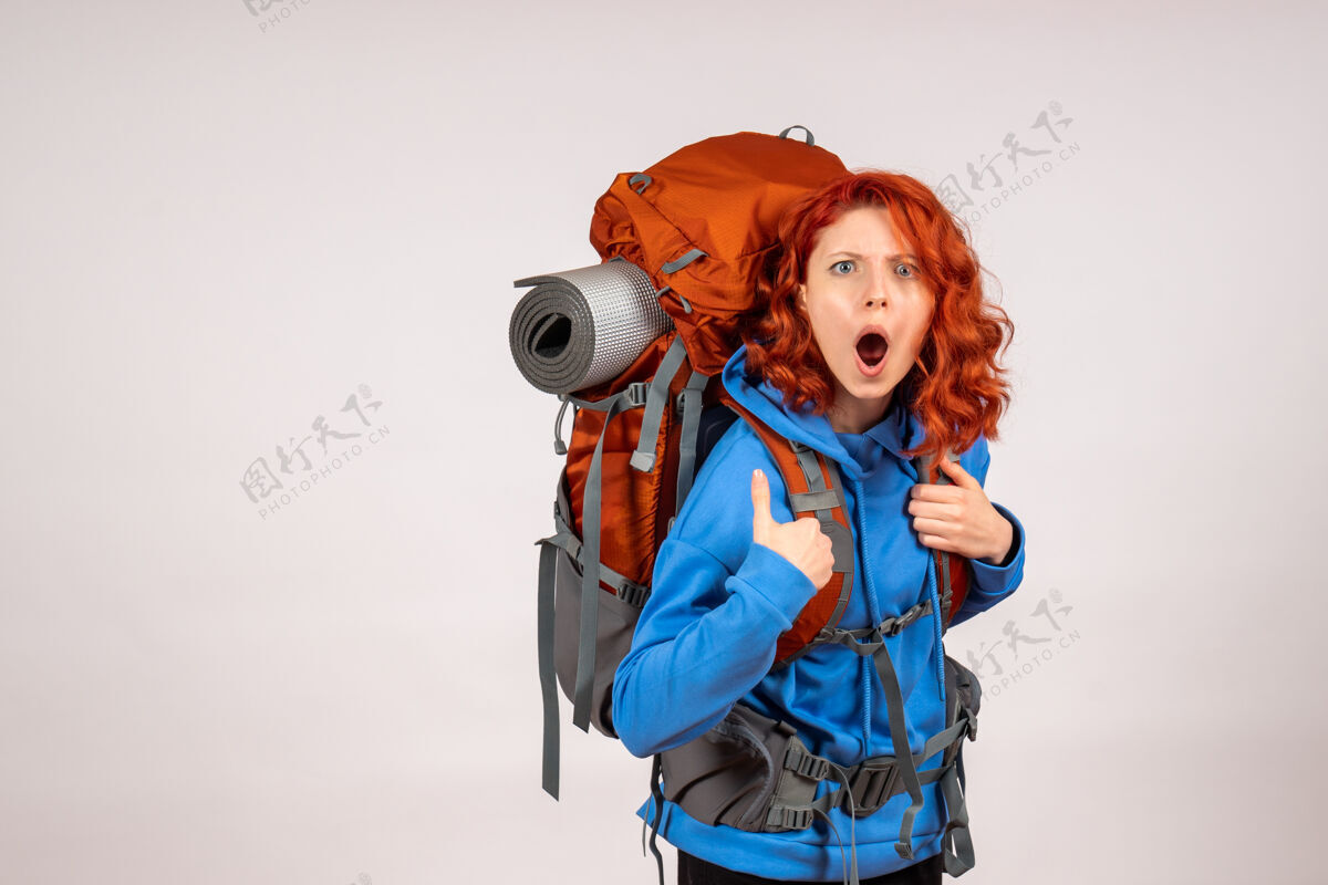 年轻女游客背着背包上山旅游人背包乐趣