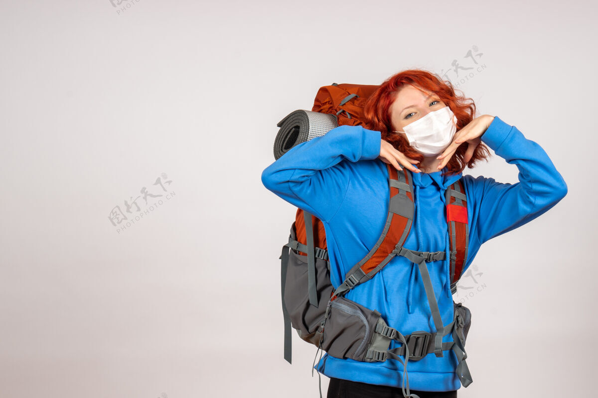 人女游客背着背包上山旅游肖像背包年轻