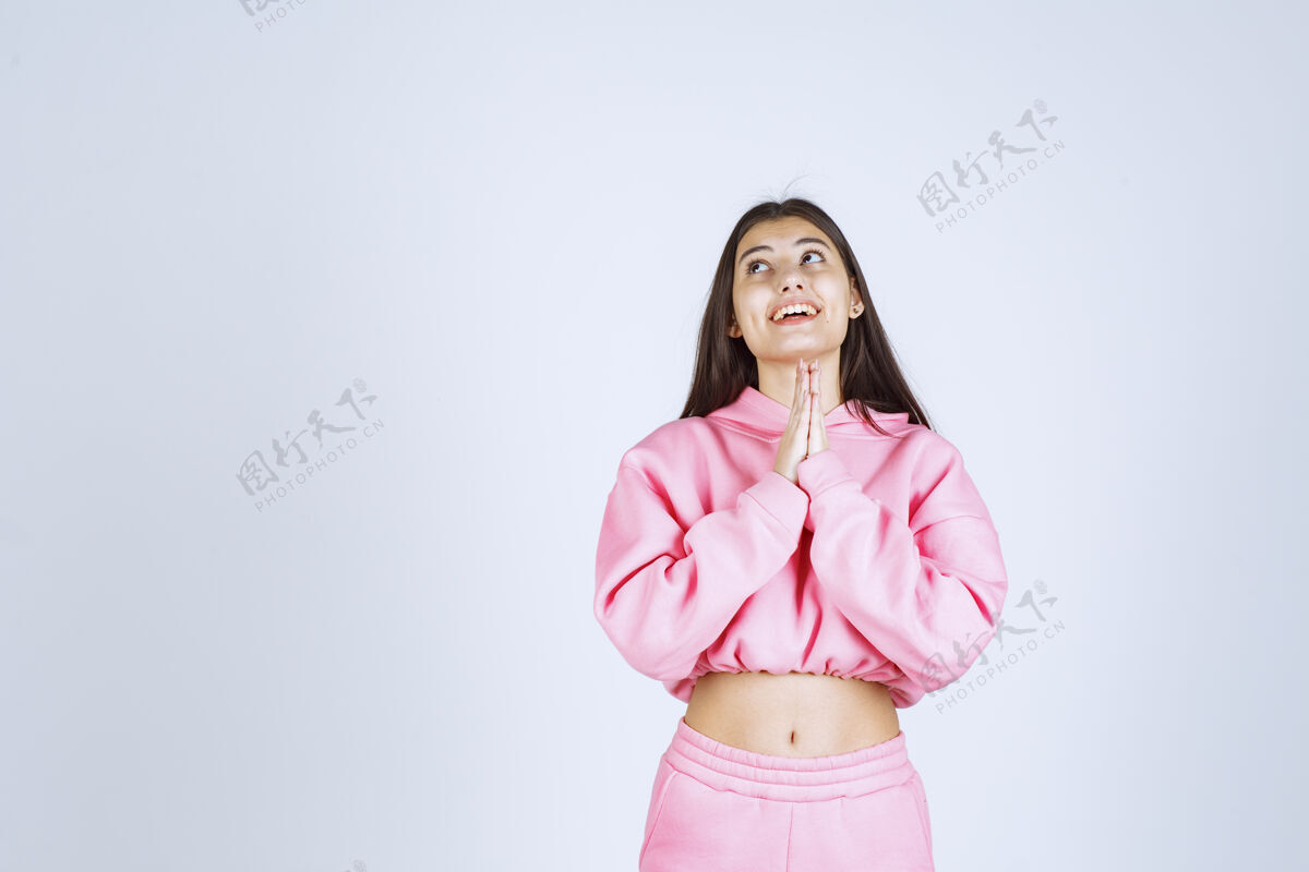 成人穿着粉色睡衣的女孩双手合十祈祷女人女人人