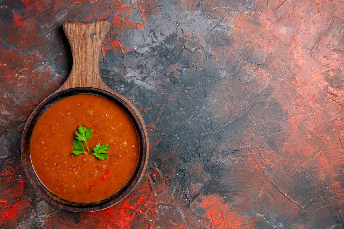 食物混合色桌上棕色砧板上经典番茄汤的水平视图容器板垃圾