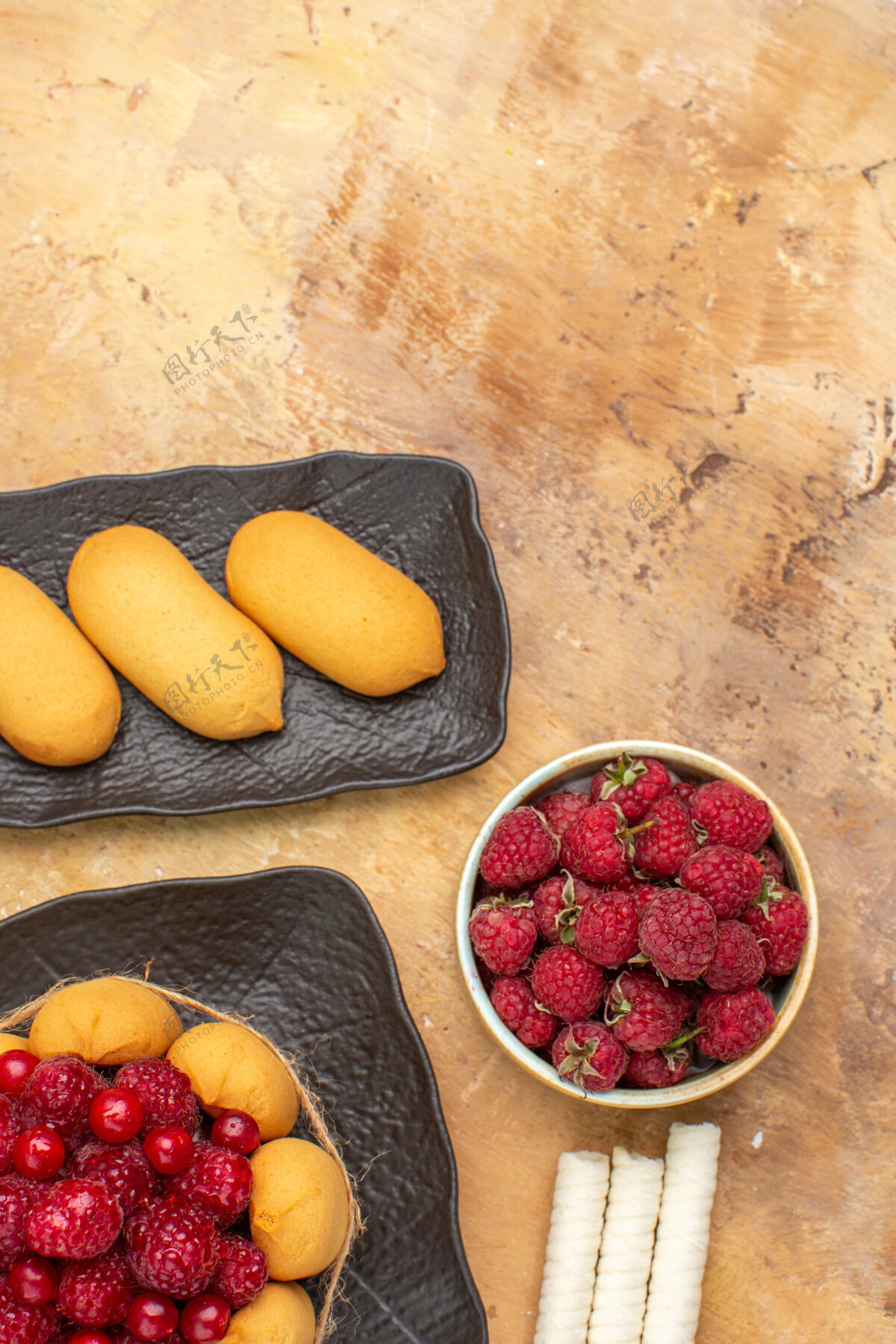 蔬菜礼品蛋糕和饼干放在棕色盘子上水果放在混色桌上俯视农产品盘子水果