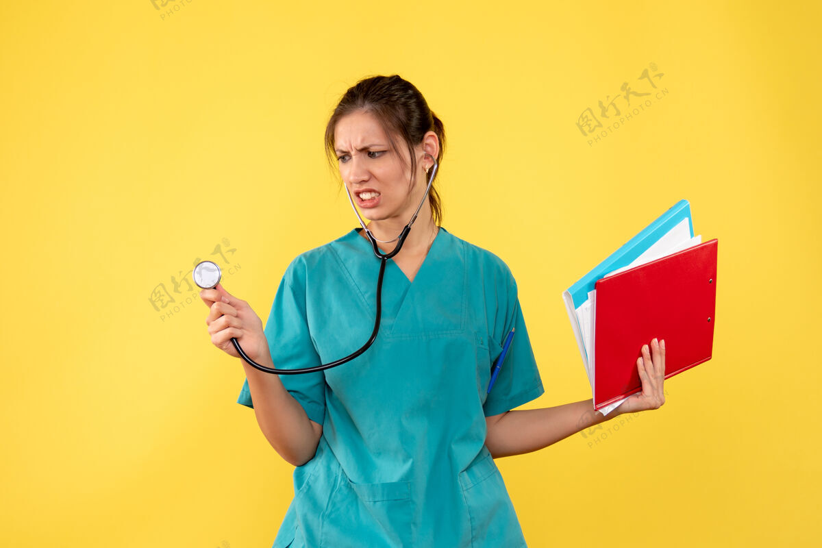 情绪前视图穿着医用衬衫的女医生 黄色背景上有听诊器和注释视图人医疗