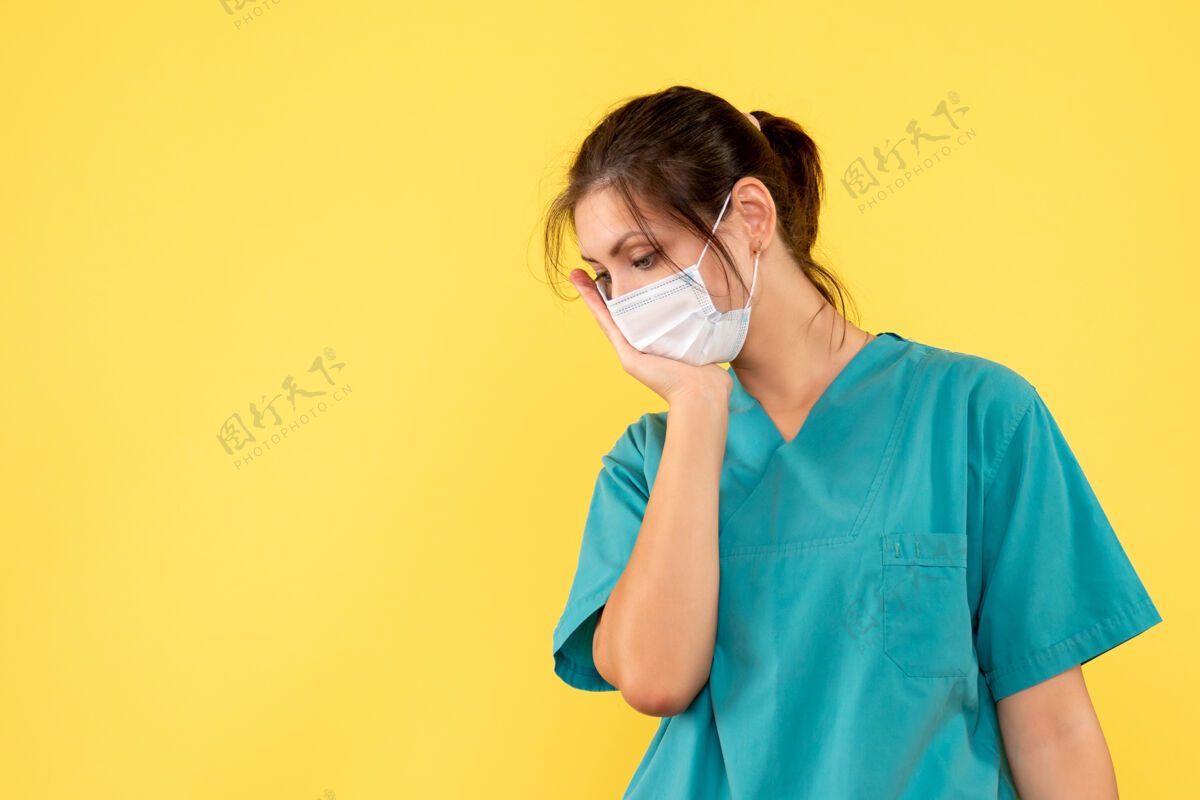 听诊器正面图黄色背景上穿着无菌口罩医用衬衫的女医生面罩女医生健康