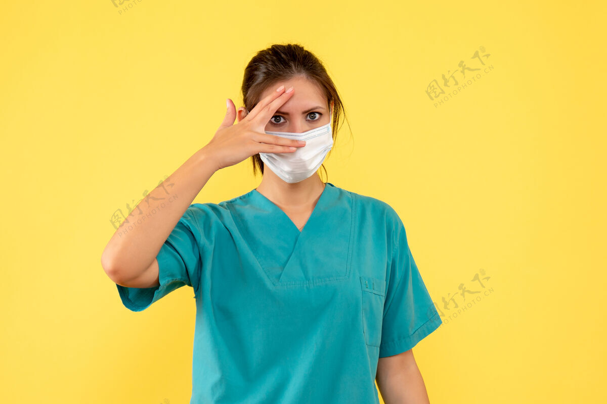 成人正面图黄色背景上穿着无菌口罩医用衬衫的女医生正面女医生面具