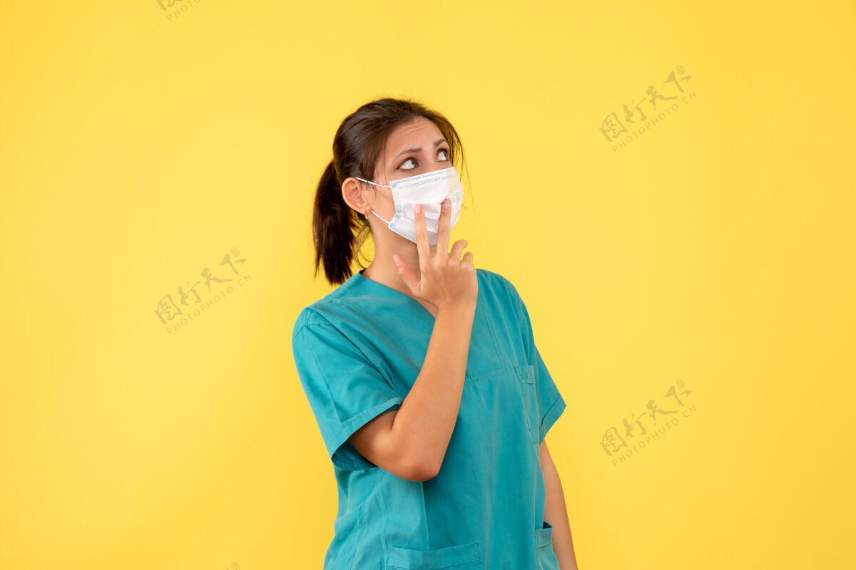 消毒正面图黄色背景上穿着无菌口罩的女医生面具病毒疾病
