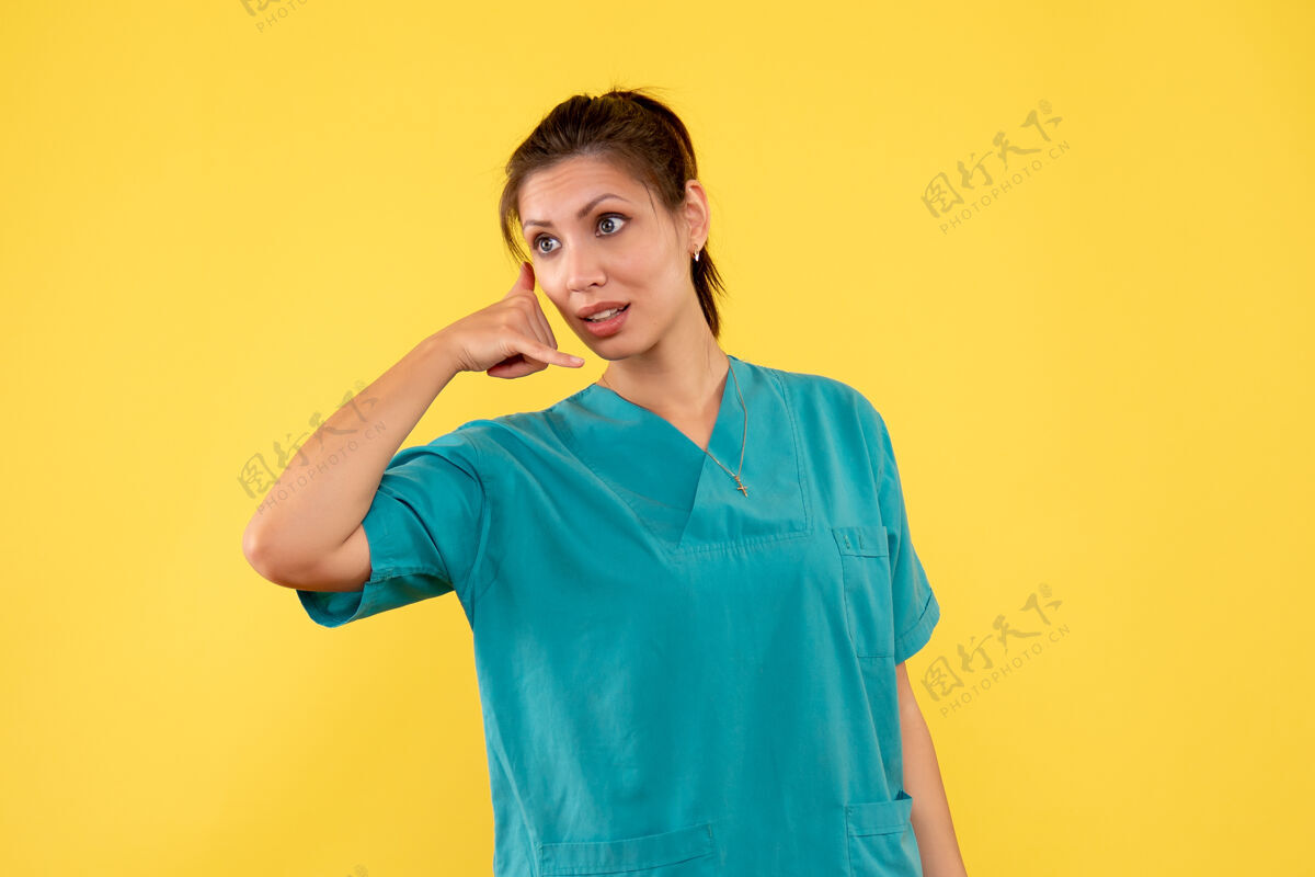 自信前视图黄色背景上穿着医用衬衫的女医生健康病毒女医生