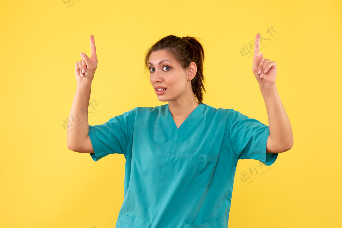 健康前视图黄色背景上穿着医用衬衫的女医生休闲视图人物