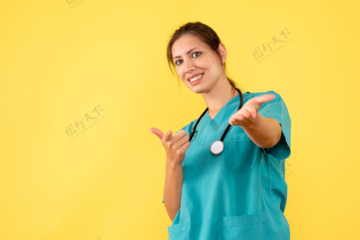 女医生前视图黄色背景上穿着医用衬衫的女医生护士观点医疗