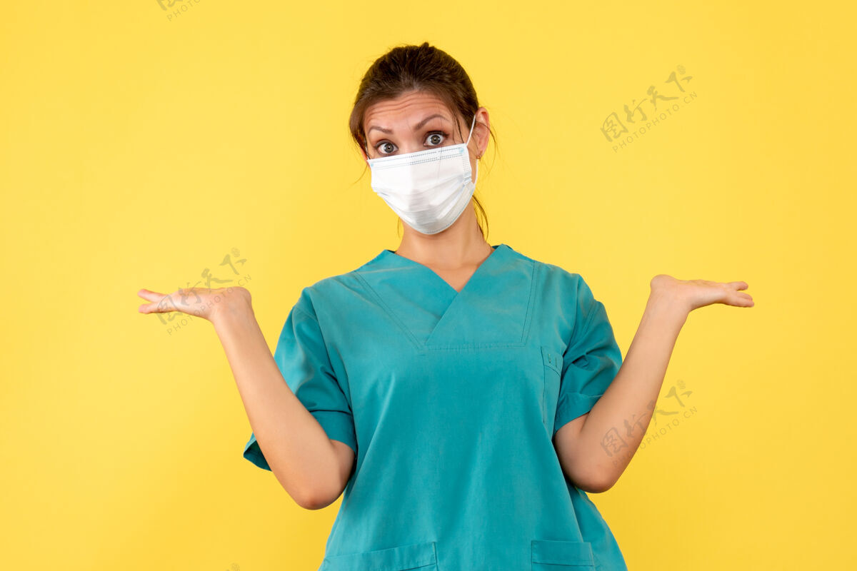 正面前视图黄色背景上穿着医用衬衫和面罩的女医生面具医疗人