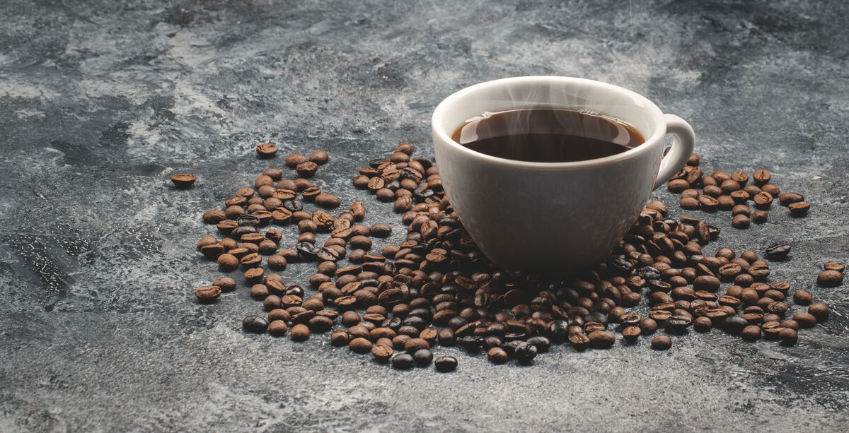 浓缩咖啡咖啡籽和咖啡杯的正面图棕色咖啡马克杯