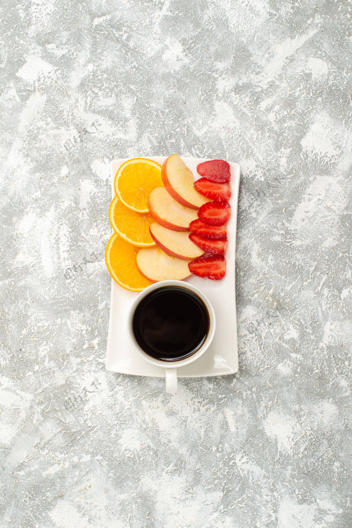 生的俯瞰一杯咖啡 配切片苹果 橙子和草莓 背景为白色水果 成熟 新鲜 醇厚茶碟新鲜的背景