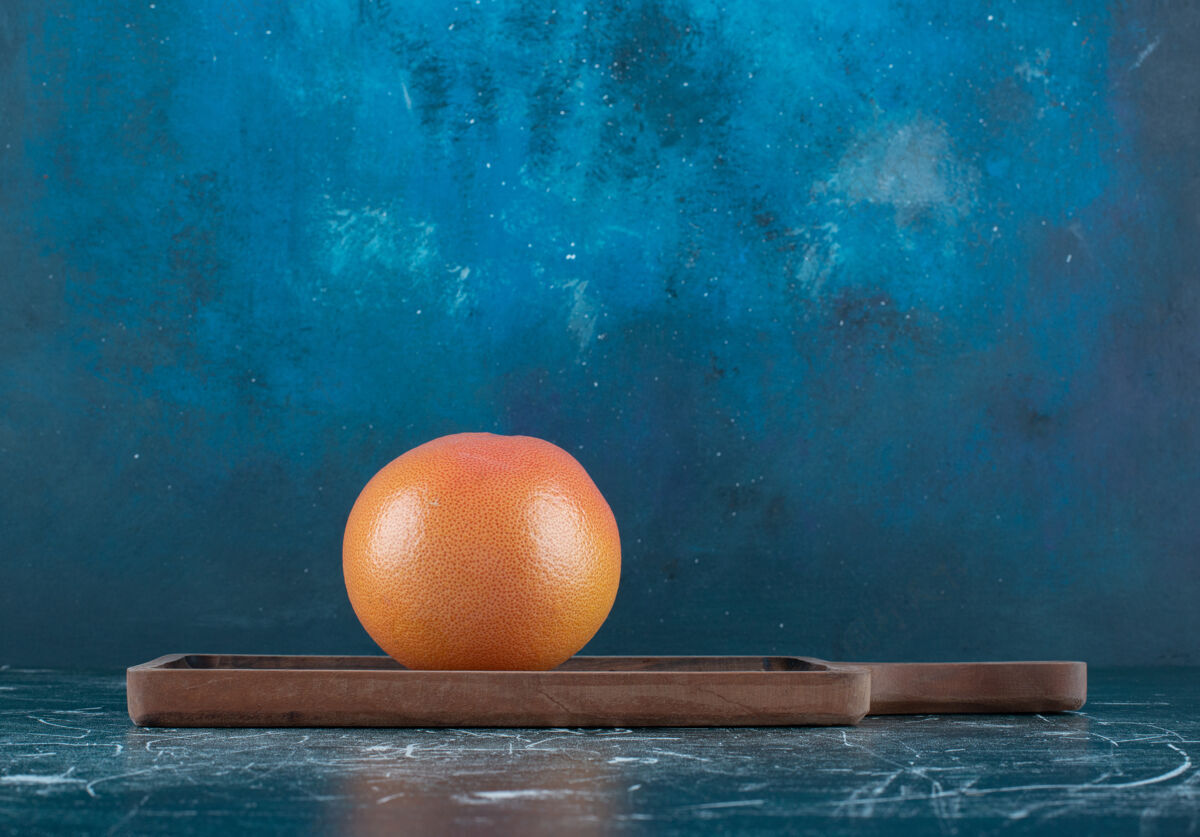 成熟在木板上放一个美味的橘子食品有机柑橘