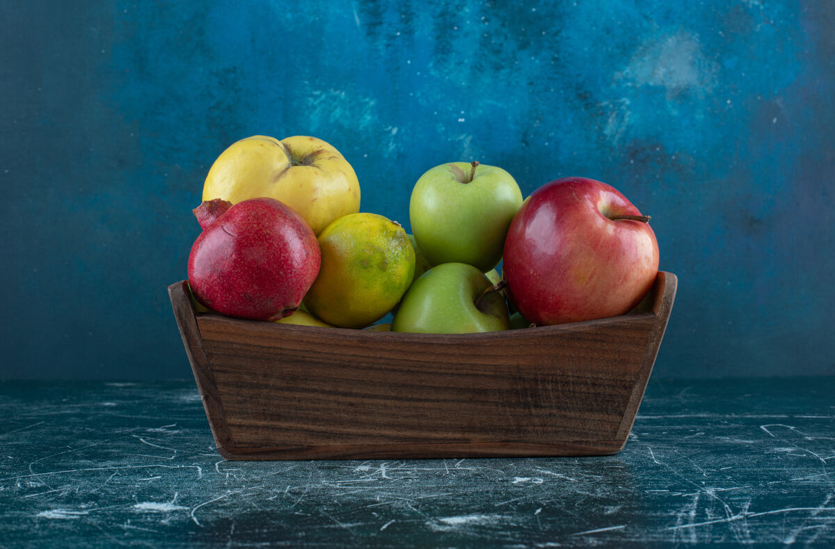 石榴各种美味的水果装在木箱里水果苹果生