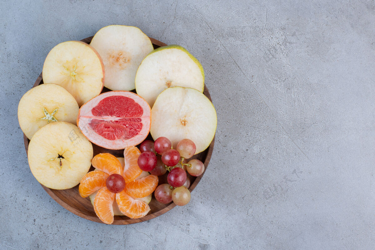 梨一种美味的水果 放在大理石背景的小盘子里柚子水果饮食