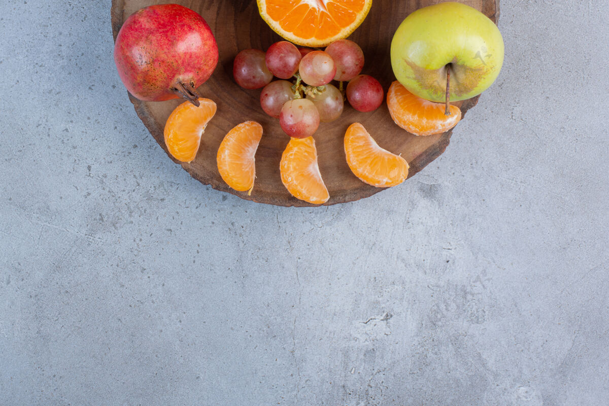 美味在大理石背景的木板上享用美味的水果葡萄美味梨