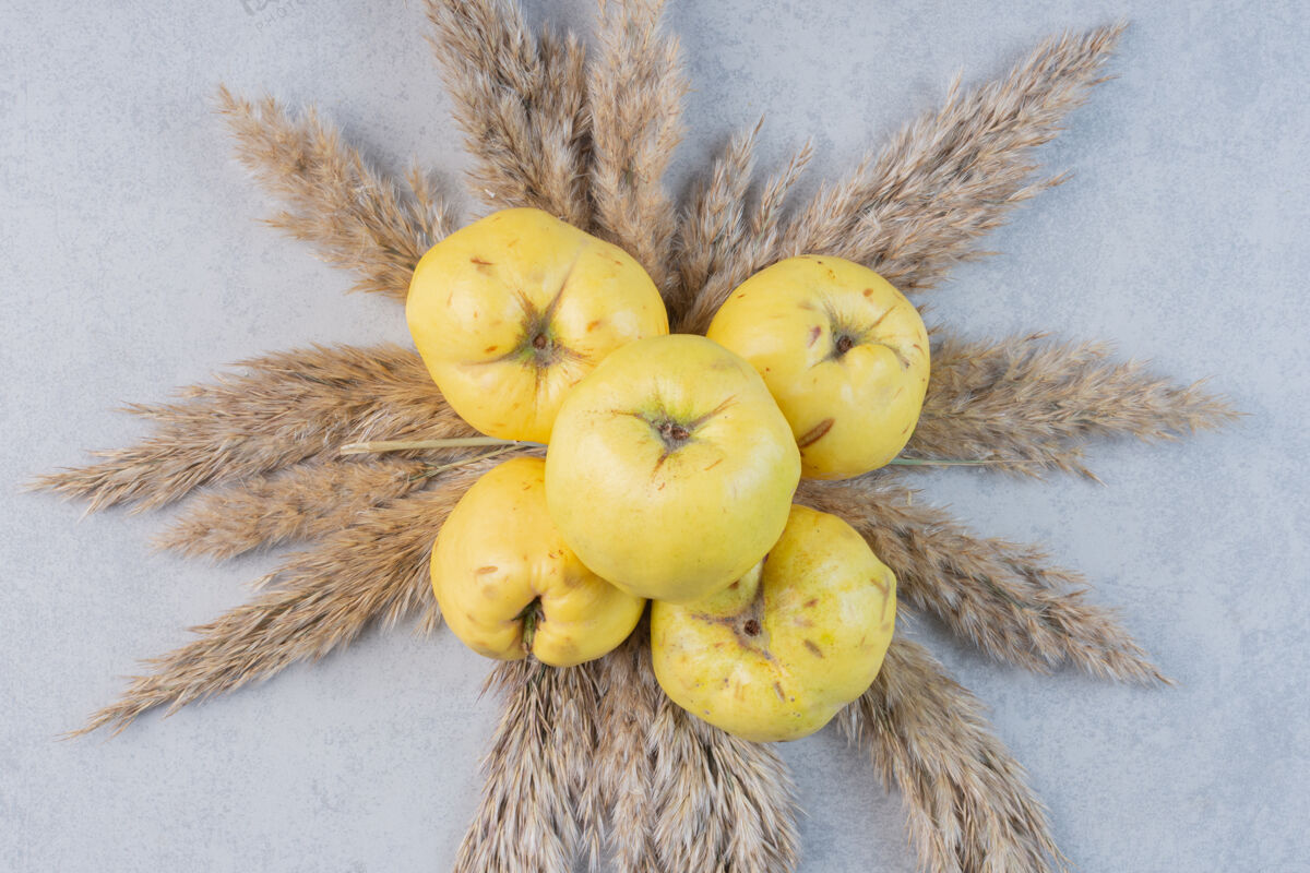美味灰色背景上的苹果木瓜特写照片金色健康营养