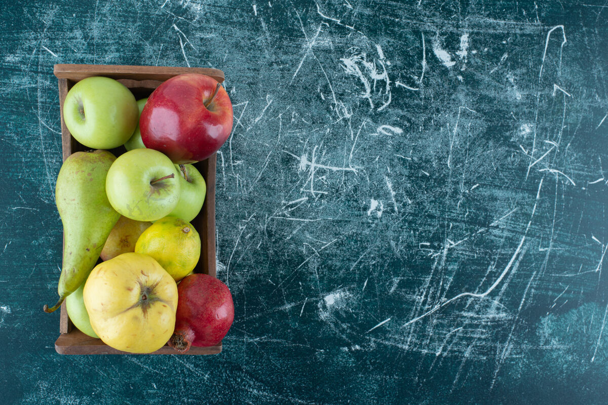 成熟各种美味的水果装在木箱里石榴苹果多汁