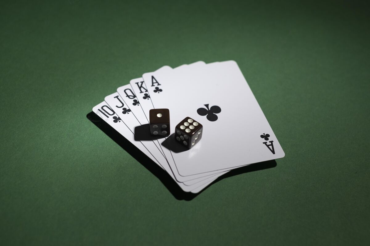 游戏绿色背景上有骰子的皇家同花顺卡片赌场骰子纸牌游戏