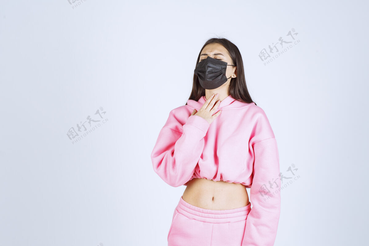 消毒戴着黑色面具的女孩指着自己的胸部咳嗽外科模特居家