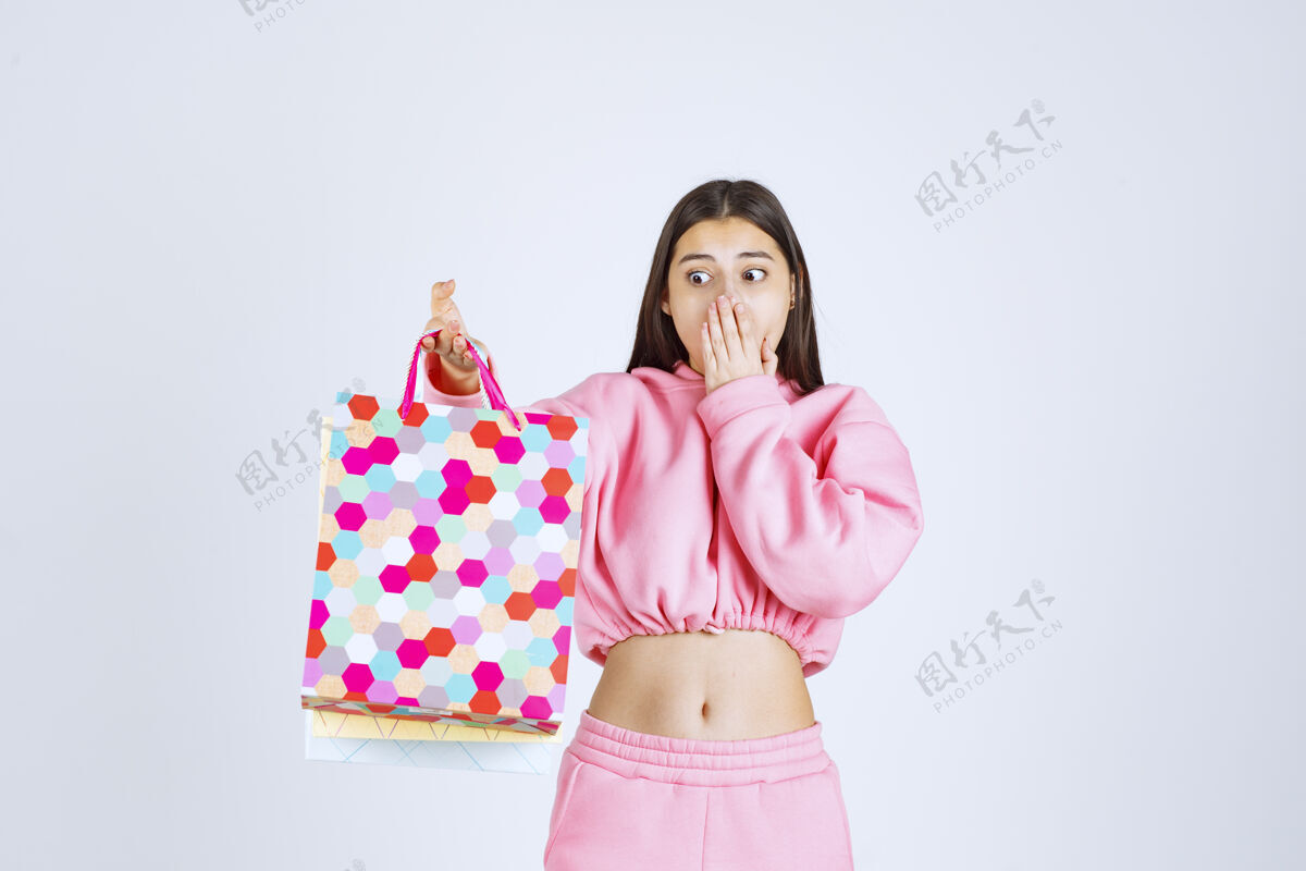 女人女孩拿着五颜六色的购物袋 看起来很惊讶时尚聪明刺激