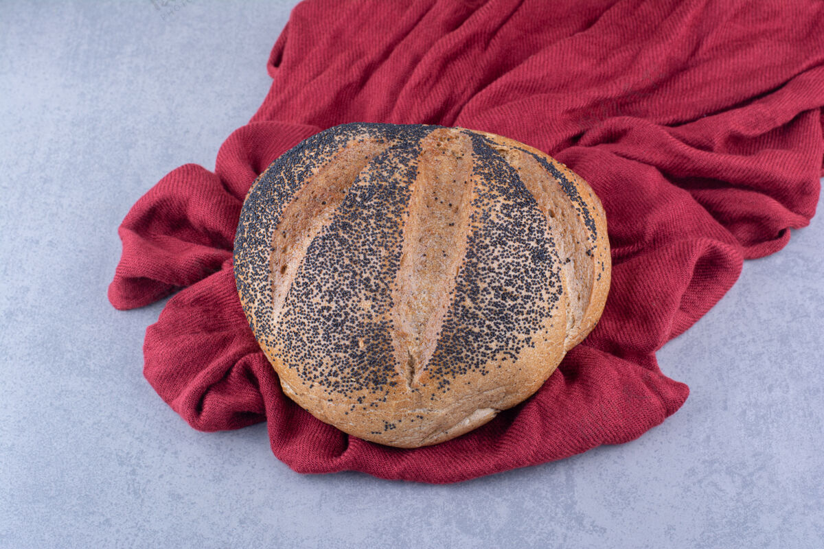 面包一块布下一条黑芝麻面包涂在大理石表面面粉馒头种子