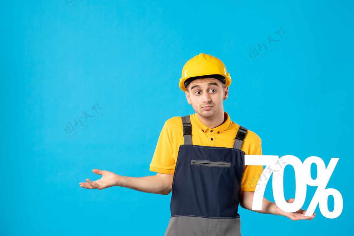 男工人穿制服的男工人的正面图 蓝色上写着字写作承包商建筑师